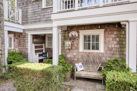 Back patio & lounge area of the townhome. 