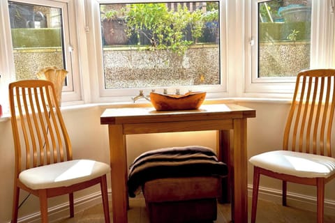 Adjustable dining table. 