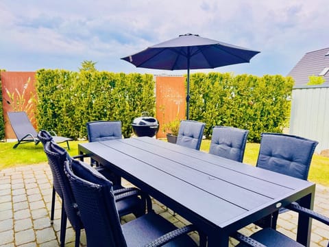 große Terrasse mit Holzkohlegrill und Liege