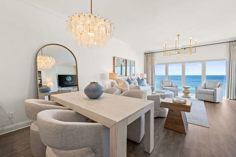 The dining area with 4 seats and 3 additional spots at the kitchen counter offers plenty of space for meals and gatherings! 🍽️✨