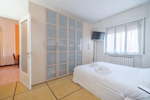 Cozy apartment is located in a strategic position to visit the renowned Ligurian Riviera, not only the lively Rapallo with its shops, but also San Michele di Pagana, Santa Margherita Ligure and Portofino. The accommodation can accommodate up to 4 people  Apartment in Rapallo