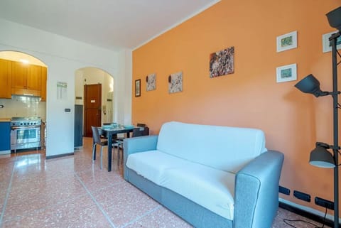 Cozy apartment is located in a strategic position to visit the renowned Ligurian Riviera, not only the lively Rapallo with its shops, but also San Michele di Pagana, Santa Margherita Ligure and Portofino. The accommodation can accommodate up to 4 people  Apartment in Rapallo