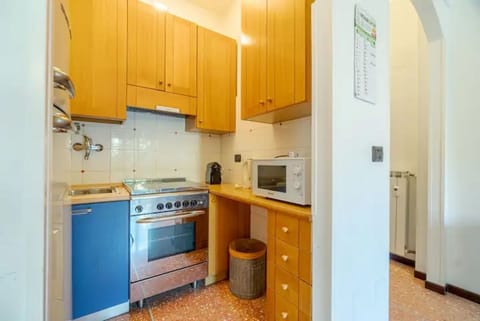 Cozy apartment is located in a strategic position to visit the renowned Ligurian Riviera, not only the lively Rapallo with its shops, but also San Michele di Pagana, Santa Margherita Ligure and Portofino. The accommodation can accommodate up to 4 people  Apartment in Rapallo