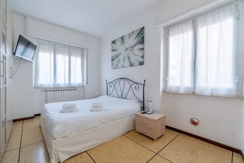 Cozy apartment is located in a strategic position to visit the renowned Ligurian Riviera, not only the lively Rapallo with its shops, but also San Michele di Pagana, Santa Margherita Ligure and Portofino. The accommodation can accommodate up to 4 people  Apartment in Rapallo