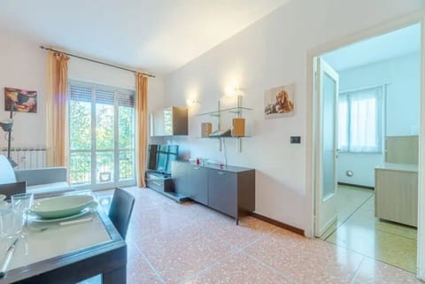 Cozy apartment is located in a strategic position to visit the renowned Ligurian Riviera, not only the lively Rapallo with its shops, but also San Michele di Pagana, Santa Margherita Ligure and Portofino. The accommodation can accommodate up to 4 people  Apartment in Rapallo