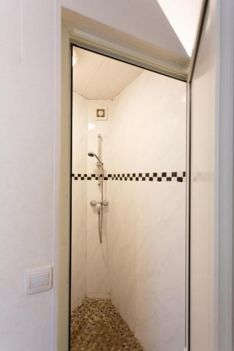 Basic Double Room | Bathroom