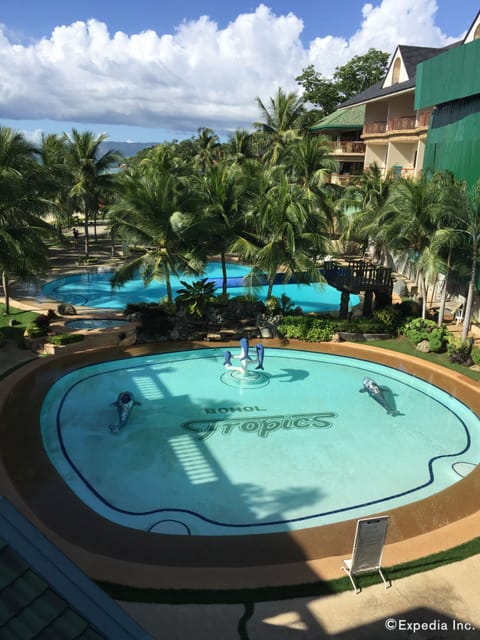2 outdoor pools