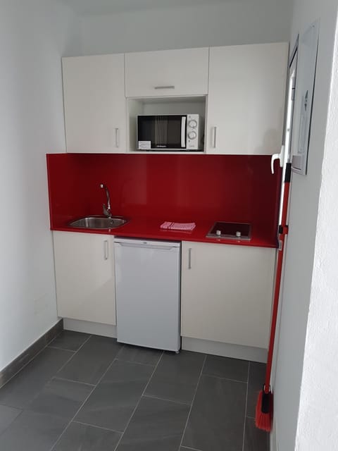 Basic Studio | Private kitchenette | Fridge, microwave, stovetop, electric kettle