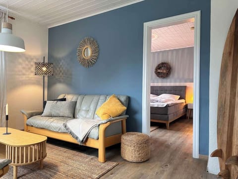 Wohnzimemr mit Sofa, Kissen, Decken, Leselampe und Sesseln, TV