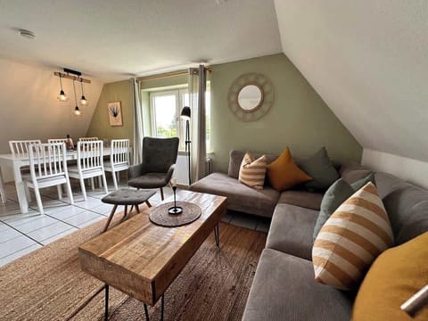 Gemütliches Cordsofa im Wohnzimmer.