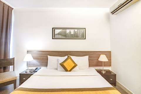 Deluxe Room | Egyptian cotton sheets, premium bedding, memory foam beds, minibar