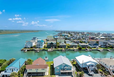 Overlooks the Canal with Sound Views