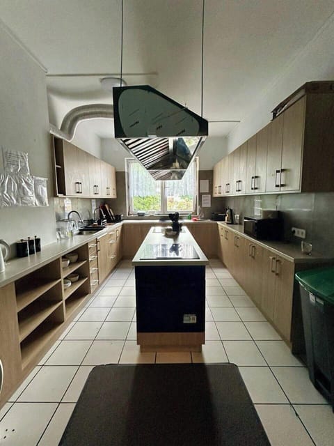 Full-size fridge, microwave, oven, stovetop