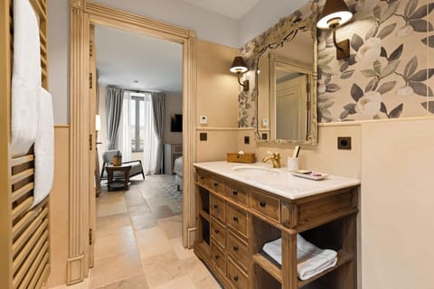 Deluxe Room | Bathroom | Shower, free toiletries, hair dryer, towels