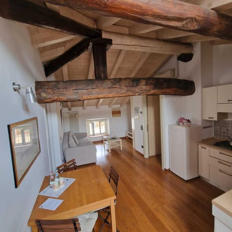 Appartamento con 2 camere da letto | Living area | 34-inch TV with digital channels