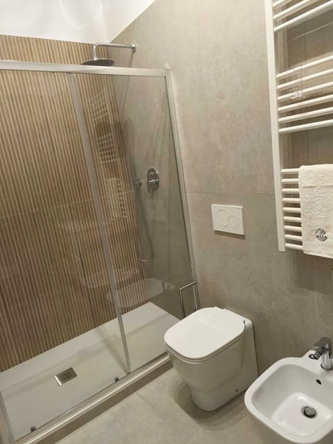 Deluxe Double Room | Bathroom | Shower, rainfall showerhead, slippers, towels