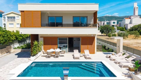 Welcome to Villa San Pietro, a stunning brand-new luxury villa that redefines comfort and style in the picturesque setting of Kaštel Štafilić
