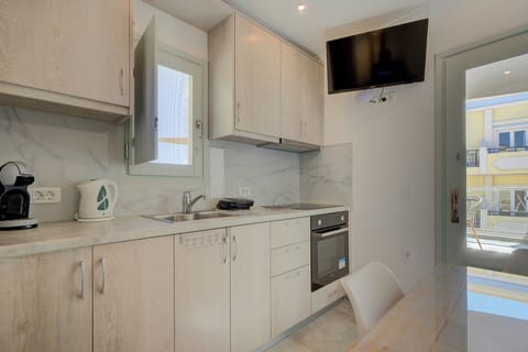 Fridge, oven, stovetop, cookware/dishes/utensils