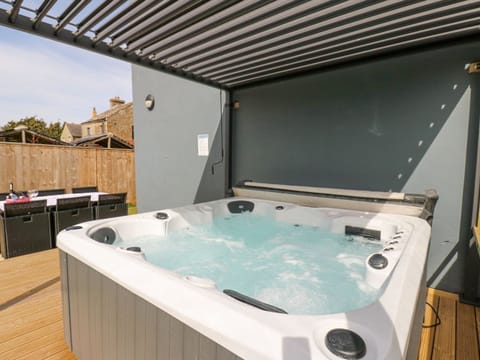 Cottage | Outdoor spa tub