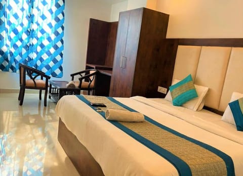 Laptop workspace, WiFi (free), bed sheets