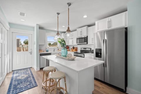 Townhome, Ocean View | Private kitchen | Full-size fridge, microwave, oven, stovetop