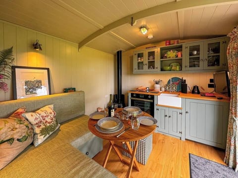 0e6685e8-d6df-4dd4-82ec-4d7f2352f197