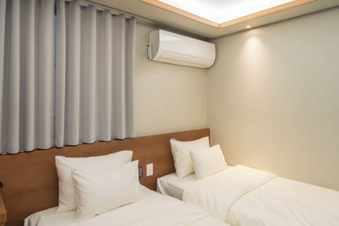 Twin Room, Private Bathroom | Desk, free WiFi, bed sheets