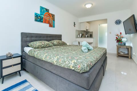 Relax in this thoughtfully designed studio, your perfect home away from home