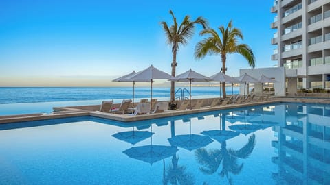 5 outdoor pools, pool umbrellas, sun loungers