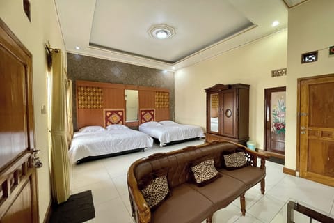 Suite | Desk, free WiFi, bed sheets