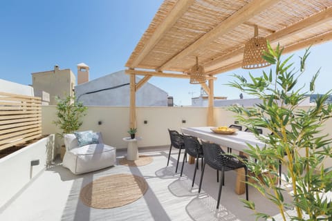 Enjoy the refreshing summer breeze in this terrace