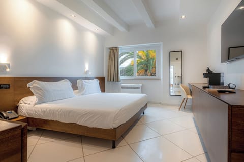 Standard Double Room | In-room safe, desk, blackout drapes, soundproofing