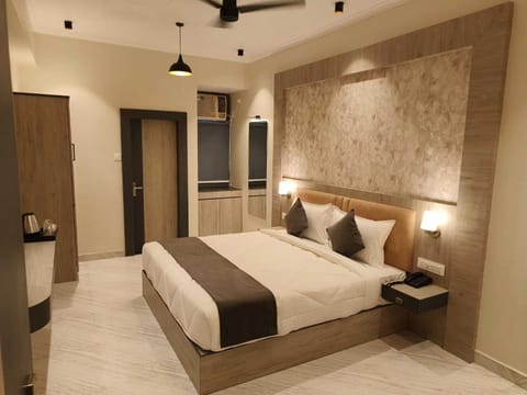 Deluxe Double Room | Desk, iron/ironing board, free WiFi