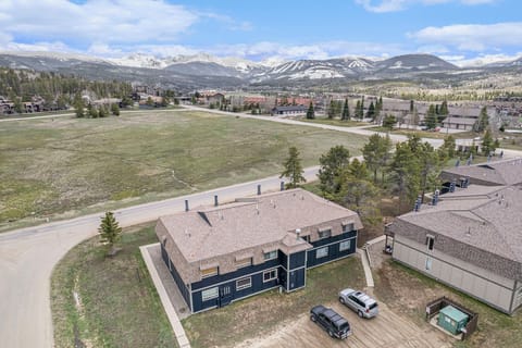 Unbeatable aerial views combine mountains, skyline, and neighborhood, giving a truly scenic retreat.