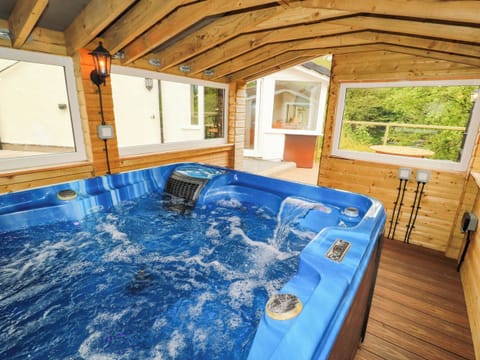 Indoor spa tub
