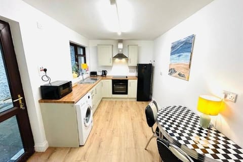 kitchen with washing machine, fridge freezer, microwave, radio, oven