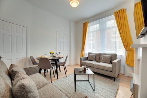 Room, City View | Living area