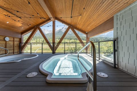 Indoor spa tub