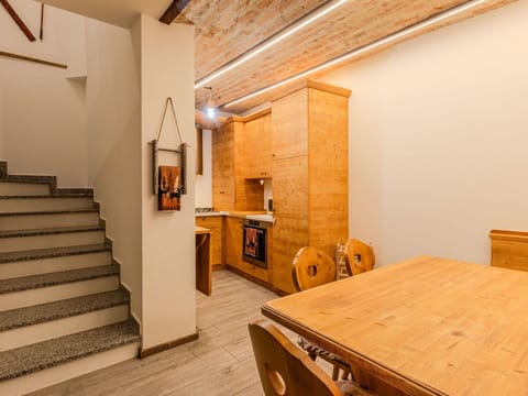 Wall, Flooring, Wood, Floor, Ceiling, Interior Design, Wood Flooring, Brown, Wood Stain, Hardwood