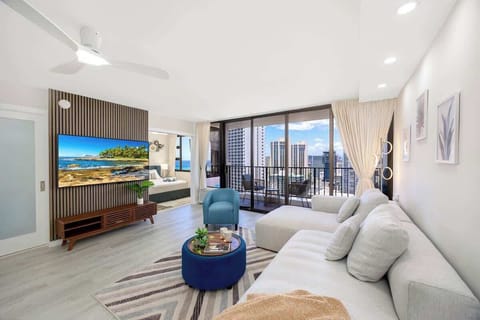 Enjoy our beautifully renovated one bedroom with a 65" Smart TV and super comfortable sectional sofa. Keep the room cool with our ceiling fan and the air conditioner. Enjoy the beautiful view of the Ocean and the Waikiki skyline