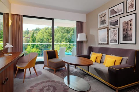 Classic Suite, 1 Bedroom, Courtyard View | Living room | Flat-screen TV, pay movies