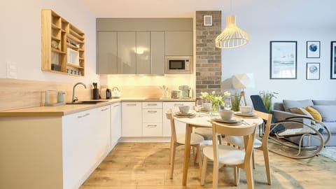 Apartment (12B/1) | Private kitchen | Fridge, stovetop, electric kettle, cookware/dishes/utensils