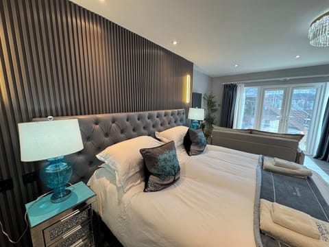 Deluxe Studio Suite, Patio, Courtyard View | Premium bedding, down comforters, free WiFi