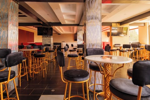 2 bars/lounges