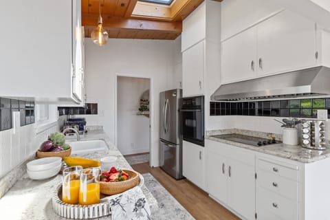 House, 3 Bedrooms | Private kitchen | Fridge, oven, coffee/tea maker, toaster