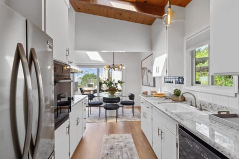 House, 3 Bedrooms | Private kitchen | Fridge, oven, coffee/tea maker, toaster