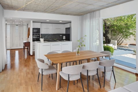 A large dining table that comfortably seats 8, ideal for family meals or enjoying the island’s fresh local produce