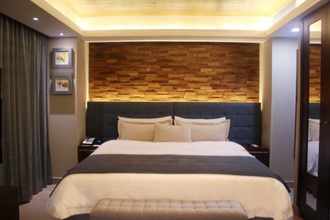 Suite, 1 King Bed | Premium bedding, in-room safe, desk, blackout drapes