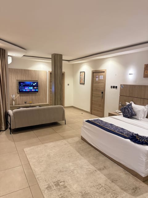 Executive Suite, Courtyard View | Desk, laptop workspace, blackout drapes, free WiFi