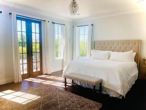 Standard Suite, Balcony | Free WiFi